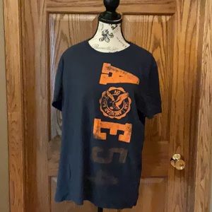 Navy AE Men’s L crewneck T shirt.